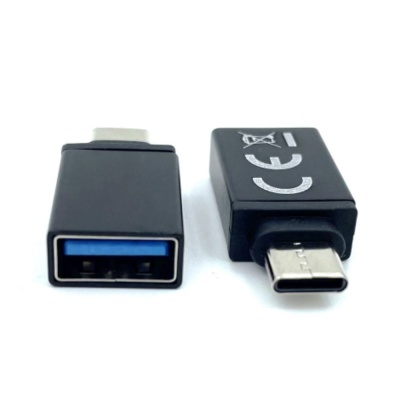 Adaptador USB Tipo A fêmea para USB Tipo C macho preto, compacto, com marcações CE e reciclagem.