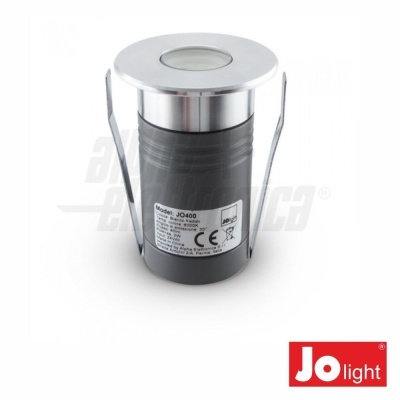 Luz embutida redonda com estrutura metálica prateada e base preta com etiqueta