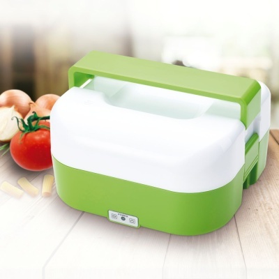 Caixa térmica verde e branca com tampa e pega, sobre mesa de madeira com legumes ao lado