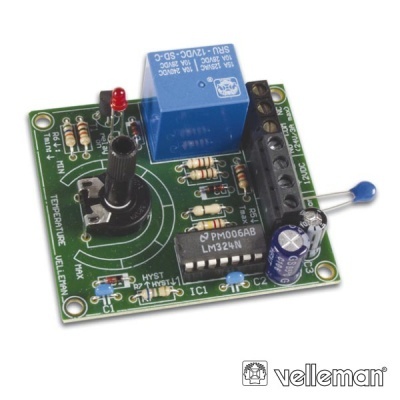 Placa eletrónica verde com componentes e relé azul, marca velleman