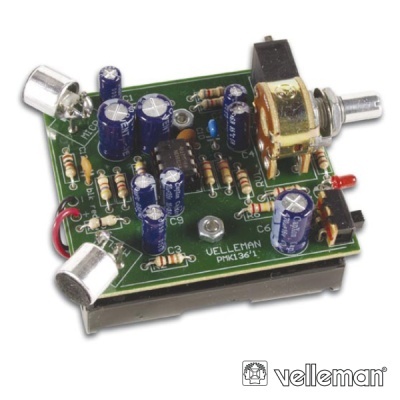 Placa eletrónica verde com componentes azuis, resistores e potenciômetro