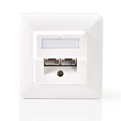 Tomada de parede branca com duas entradas RJ45 para cabos de rede