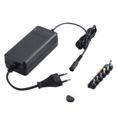 Carregador universal preto com vários adaptadores de ponta