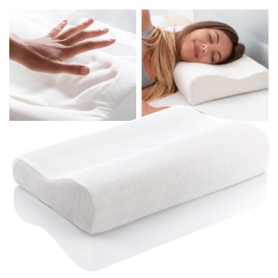 Almofada ortopédica viscoelástica branca com textura suave, mostrada com mão a pressionar, mulher a dormir e isolada em fundo branco.