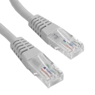 Cabo de rede Ethernet cinzento com conectores RJ45 transparentes
