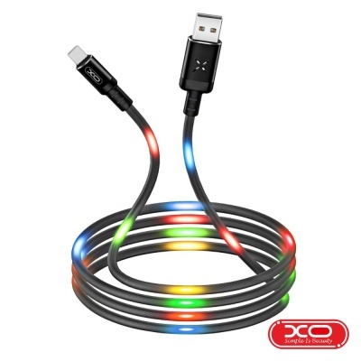 Cabo USB preto iluminado com LEDs coloridos e logotipo XO.