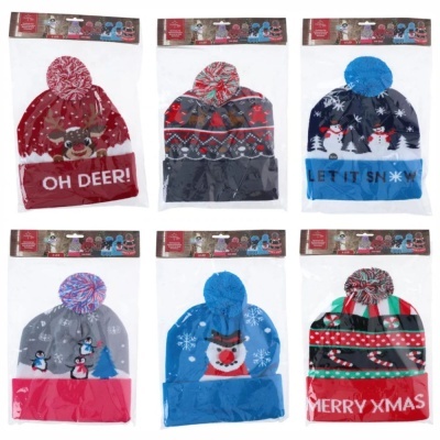 Seis gorros natalícios coloridos com pompom, textos e padrões alusivos ao Natal, embalados em plástico