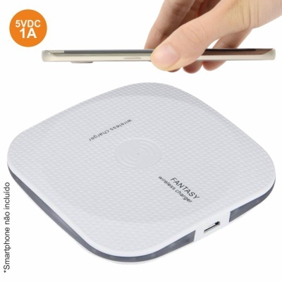 Carregador wireless branco texturizado quadrado com entrada USB e smartphone em cima