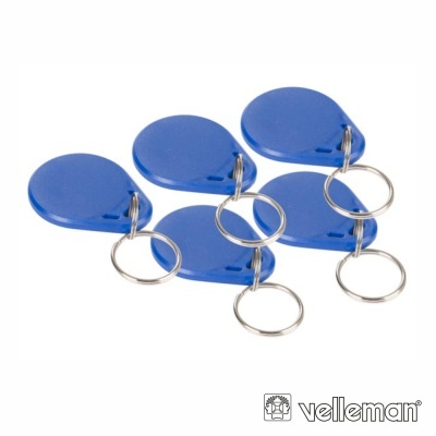 Cinco porta-chaves azuis com argolas metálicas sobre fundo branco