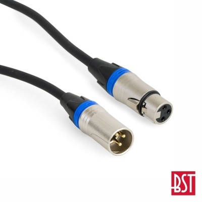 Cabo XLR com conetores metálicos prateados e detalhes azuis, sobre fundo branco.