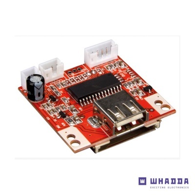 Placa eletrónica vermelha com conector USB e componentes eletrónicos