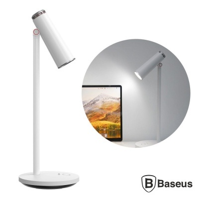 Candeeiro de secretária branco com base preta e braço articulado junto a um laptop