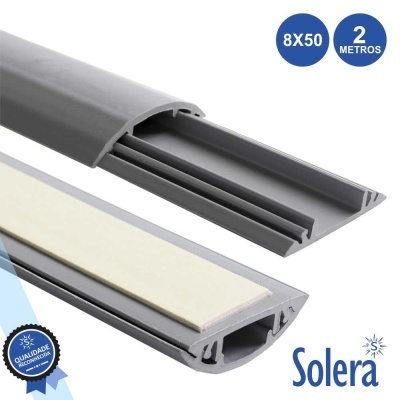 Calha ou canaleta de plástico cinzenta com fita autocolante branca e texto 8X50 2 METROS