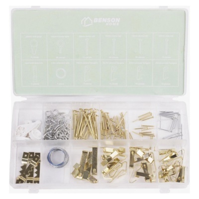 Estojo plástico com ganchos de metal dourados e prateados organizados.