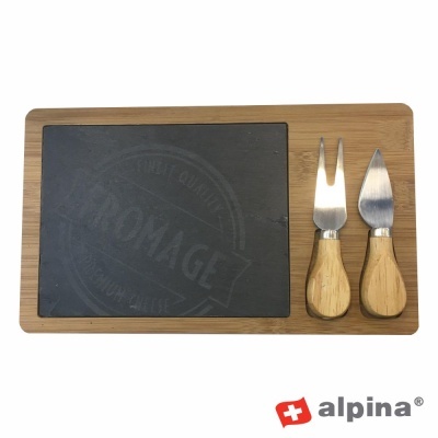 Tabuleiro de servir com base em madeira, placa preta gravada e dois talheres de queijo com cabos em madeira