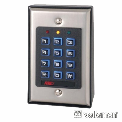 Teclado numérico de acesso com botões azuis e placa metálica prateada