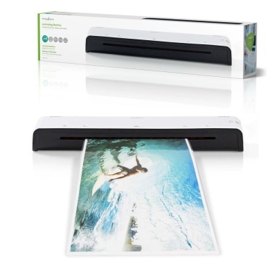 Scanner portátil branco e preto Medion a imprimir foto colorida com embalagem ao fundo