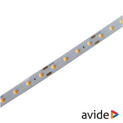 Tira LED branca com diodos amarelos e marcações impressas sobre fundo branco