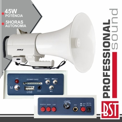Megafone profissional branco e detalhes em cinza com entradas USB e SD, botões vermelhos, texto em português e logotipo BST