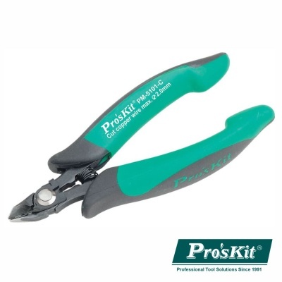 Alicate de corte Pro'sKit com punhos verdes e pretos em fundo branco.