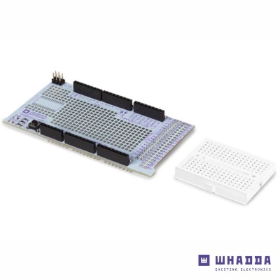 Placa de prototipagem eletrónica branca com pinos pretos ao lado de placa perfurada branca