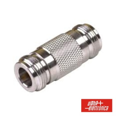 Conector metálico prateado com textura central e roscas nas extremidades