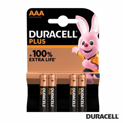 Embalagem de 4 pilhas AAA Duracell Plus com texto e coelho cor de rosa