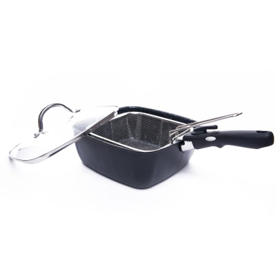 Frigideira quadrada preta com cesta de metal e tampa de vidro