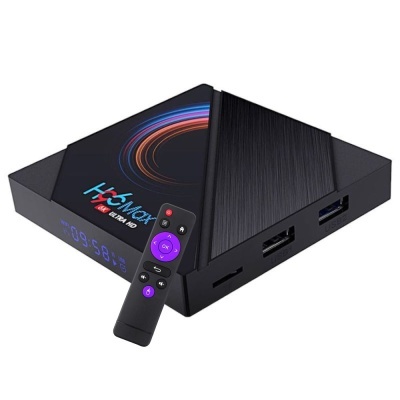 Box de streaming H96 Max preto com controle remoto sobre fundo branco