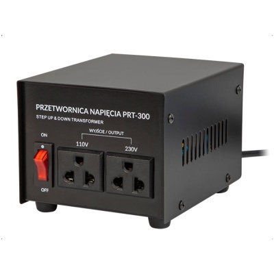 Transformador de tensão preto com interruptor vermelho e tomadas para 110V e 230V