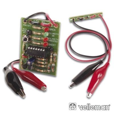 Componentes eletrónicos com placa circuito impresso, LEDs vermelhos, resistores, chip integrado e cabos com garras preto e vermelho.