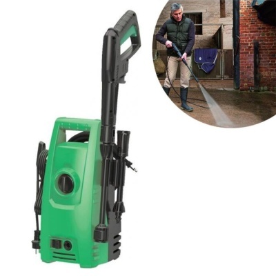 Lavadora de alta pressão verde e preta com pessoa a usar para limpar chão