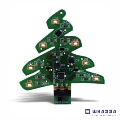 Placa eletrónica verde em forma de árvore de Natal com LEDs acesos