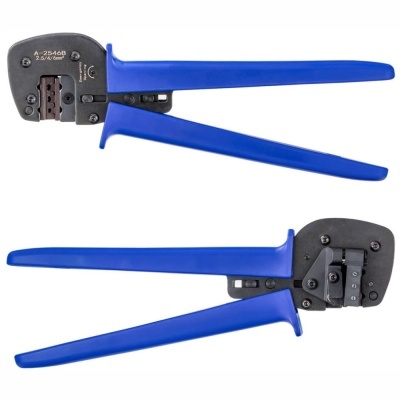 Ferramenta de crimpagem azul e preta com texto impresso