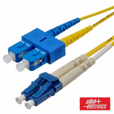 Cabo de fibra óptica amarelo com conectores azuis SC e LC