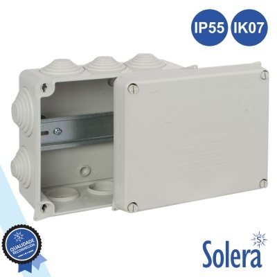 Caixa de derivação elétrica cinzenta clara com tampa aberta e bocais para cabos