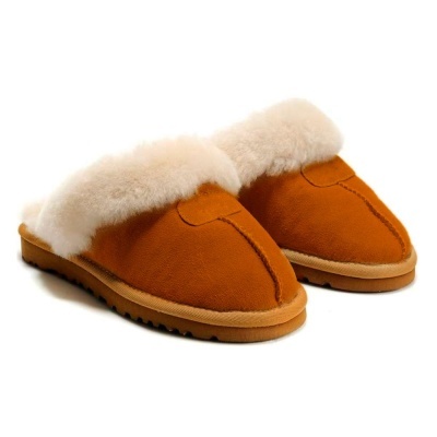 Chinelos de inverno castanhos com forro branco em pele, em fundo branco