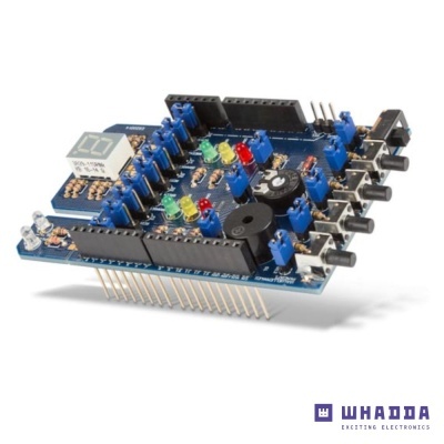 Placa eletrónica azul com LEDs coloridos, botões e visor digital de 7 segmentos