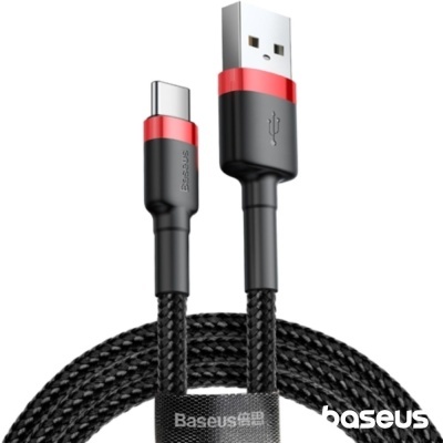 Cabo USB preto com detalhes vermelhos e revestimento em tecido trançado.