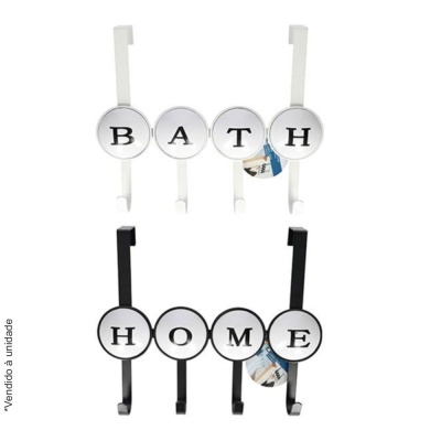 Cabides de porta em preto e branco com ganchos e palavras BATH e HOME