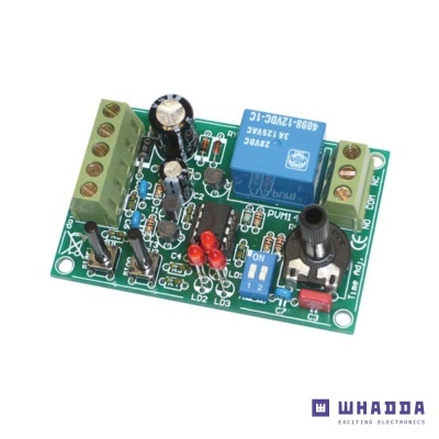 Placa eletrónica verde com vários componentes eletrónicos e relé azul