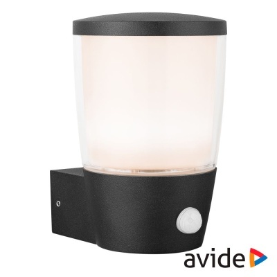 Lanterna de parede preta com cúpula branca translúcida e sensor de movimento