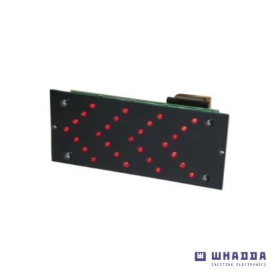 painel eletrónico com LEDs vermelhos em padrão de setas sobre suporte preto