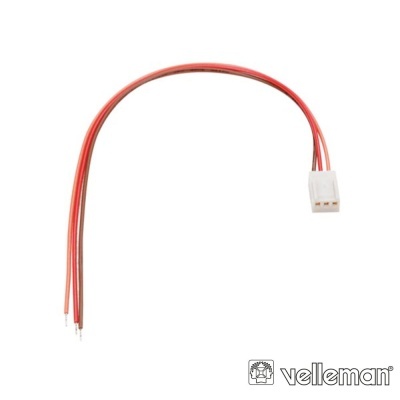 Cabo elétrico de 4 fios vermelhos com conector branco em fundo branco