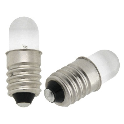 Duas lâmpadas LED pequenas com base metálica prateada e topo branco fosco