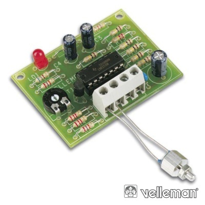 Placa eletrónica verde com microchip LM358N e sensor metálico com fios