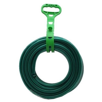 Mangueira de jardim verde enrolada com suporte verde