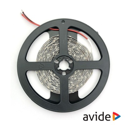 Rolo preto de fita LED branca com fios de ligação vermelhos e pretos