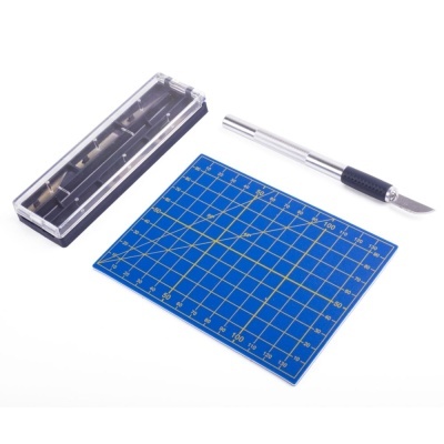Kit de corte manual com tapete azul, estilete metálico e estojo de lâminas
