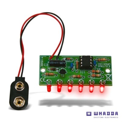 Placa eletrónica verde com LEDs vermelhos acesos e conector preto com fios